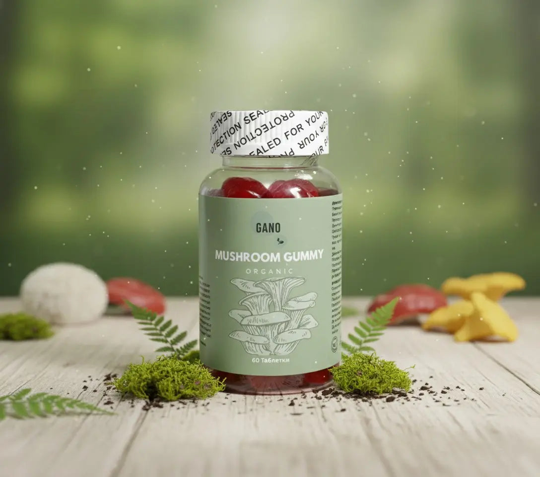 Буркан с органични гъбени дъвки, заобиколен от свеж мъх, папрат и лечебни гъби върху дървена повърхност.