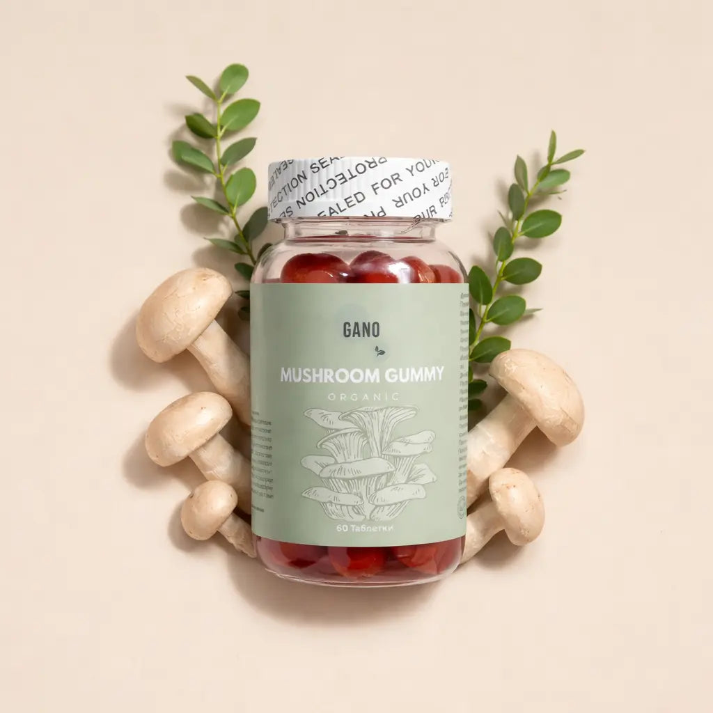 Буркан органик гъбени желирани таблетки, обграден от пресни гъби и зелени листа